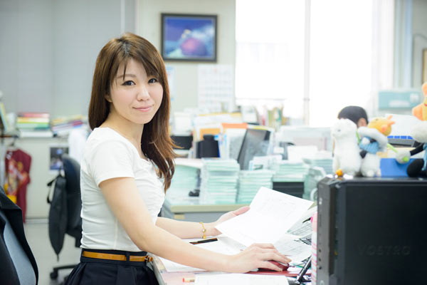 琉球放送局内のデスクにて