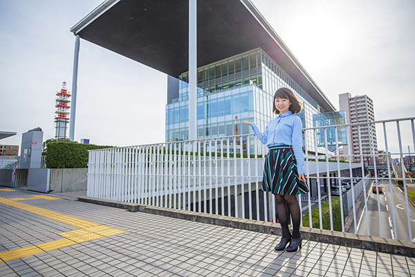 とても立派なNSTの社屋前にて