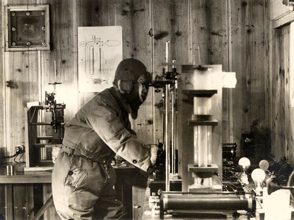 常時低温実験室で人工雪を製作する中谷