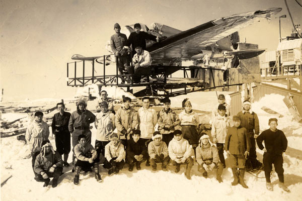 零戦の前で 1944年