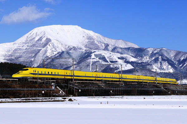 伊吹山をバックに走るDr.イエロー