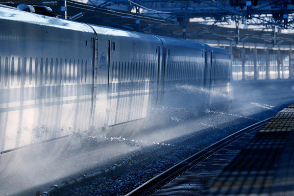 米原駅で車体の雪を落とすスプリンクラー（撮影：恵知仁）