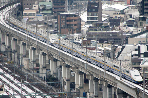 高架を走行する上越新幹線