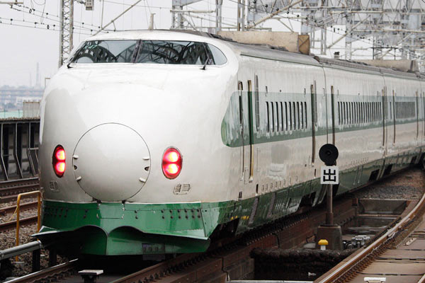 200系は先頭車両の下部にスノープラウを装備（撮影：恵知仁）