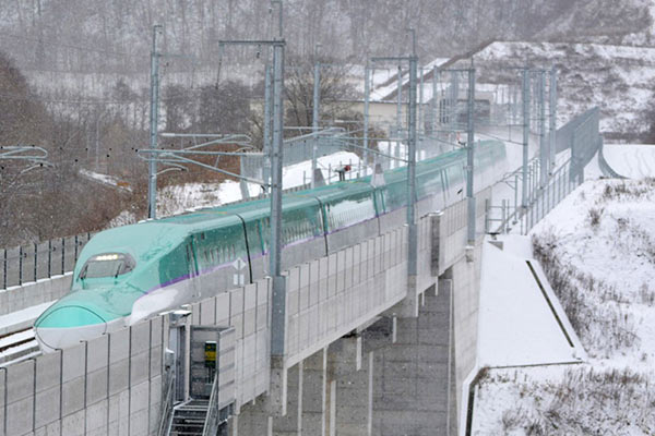雪のなかを走行する北海道新幹線（提供：JR北海道）