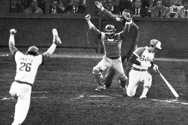 最後の打者を空振り三振に仕留めた江夏(写真：産経新聞)