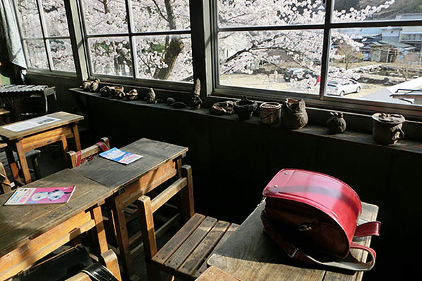 近年は多くのカラーやデザインが見られる