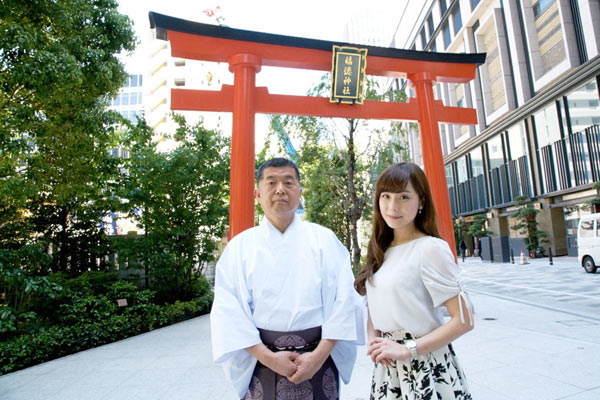 松雪キャスター（右）と福徳神社の真木さん