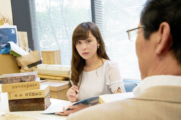 秋山洋一さんの話に耳を傾ける松雪さん