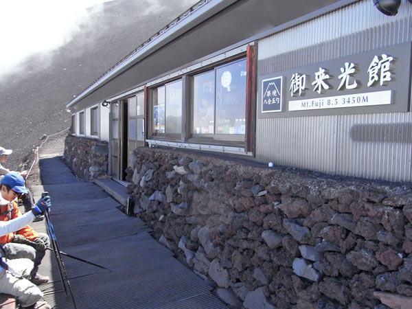 吉田ルートには山小屋が多い