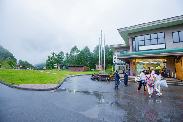 山頂駅目の前の広場とマウンテンロッジ（右）