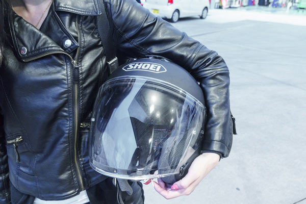 自分の頭にフィットすることを確認して選ぶ