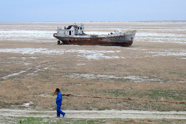 かつての湖底に放置された漁船