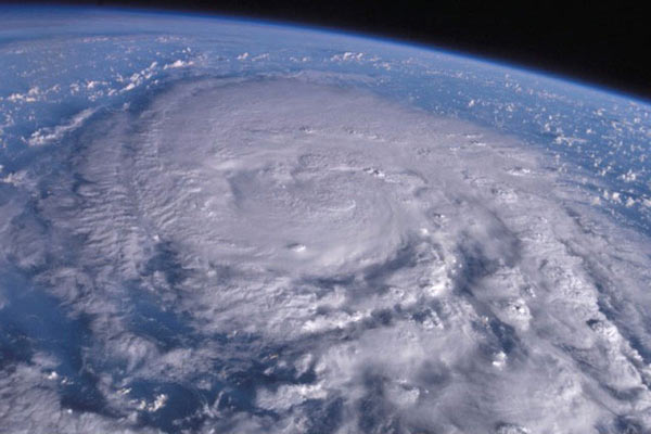 台風、ハリケーン、サイクロン……中心気圧が最低を記録したのは？