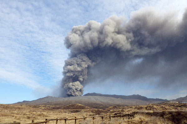噴煙を上げる阿蘇山（2015.1.13）
