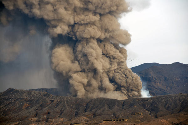 噴火する阿蘇山（イメージ）