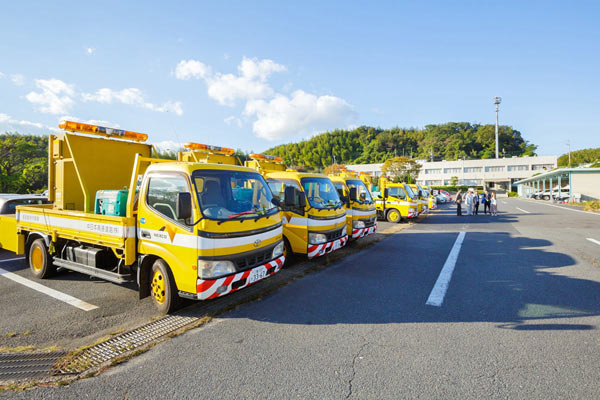 構内には道路巡回車などが待機