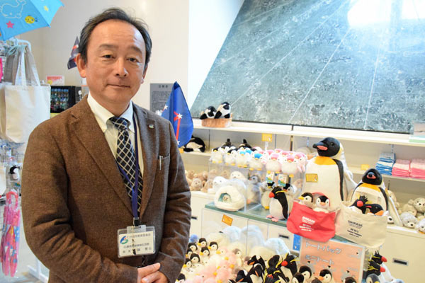 記念館館長の佐藤豊弘さん