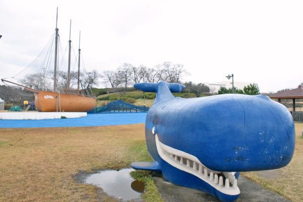 記念館の前には鯨とほぼ原寸大の開南丸