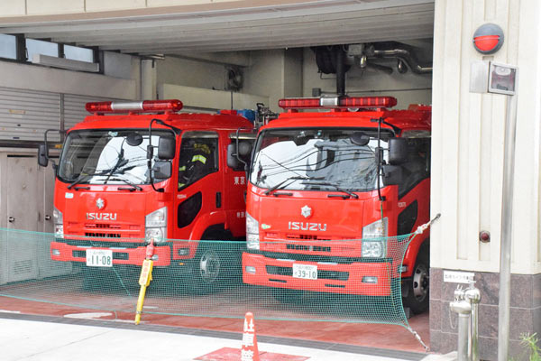 出場を待つポンプ車