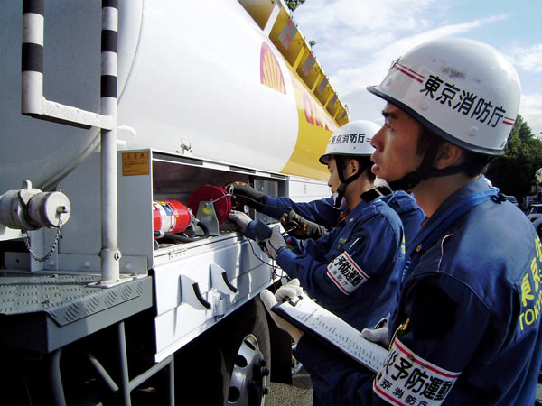 タンクローリーの消火設備を点検する