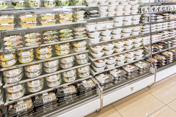 天気で売れ筋が大きく変動する弁当と麺類