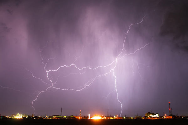 寒風が吹くなか、晩秋の雷が夜空を駆ける（茨城県筑西市）撮影：青木豊