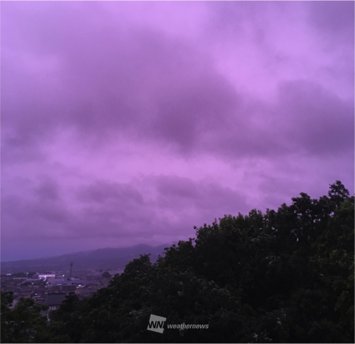 関東で不気味な紫色の夕焼け ウェザーニュース