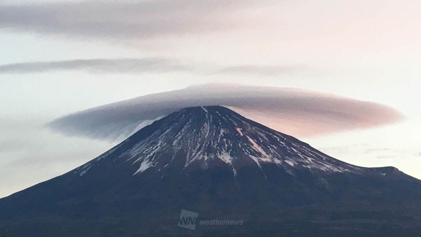 富士山に出現する 笠雲 つるし雲 天候悪化の予兆 ウェザーニュース