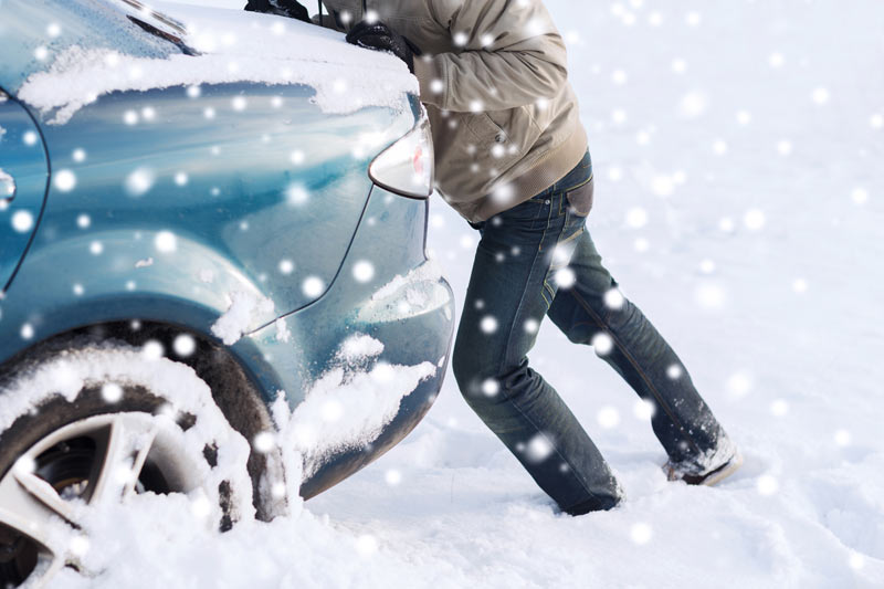 雪で車が滑って立ち往生したら 役立つスタック脱出法 ウェザーニュース