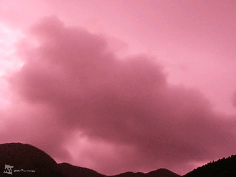九州でピンク 紫に染まる夕焼け 台風接近で ウェザーニュース