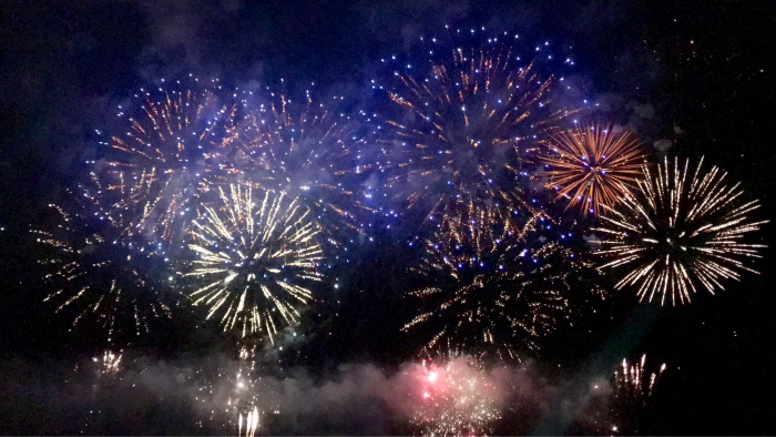 夏の夜空を彩った花火絶景でモザイク画完成 ウェザーニュース