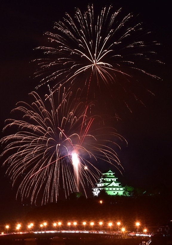 夏の夜空を彩った花火絶景でモザイク画完成 ウェザーニュース