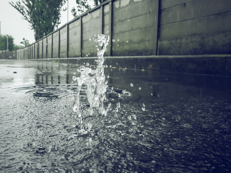 ゲリラ豪雨でマンホールから水が吹き出すワケ ウェザーニュース