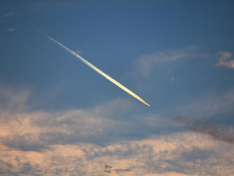 夕焼けに輝く オレンジ色の飛行機雲 ウェザーニュース