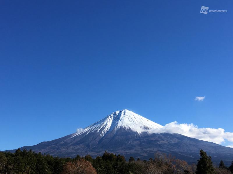 青と白のコントラスト 冬化粧の富士山がやっと姿を現す ウェザーニュース