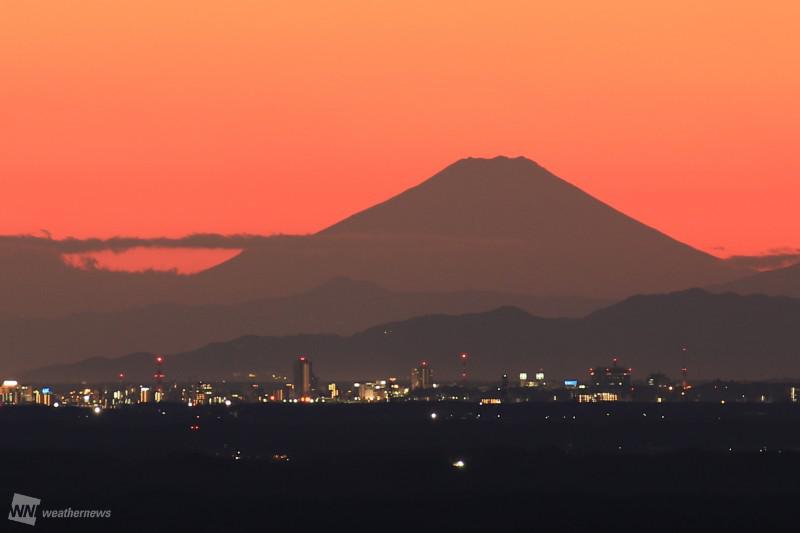 澄んだ空気に シルエット富士 くっきり ウェザーニュース