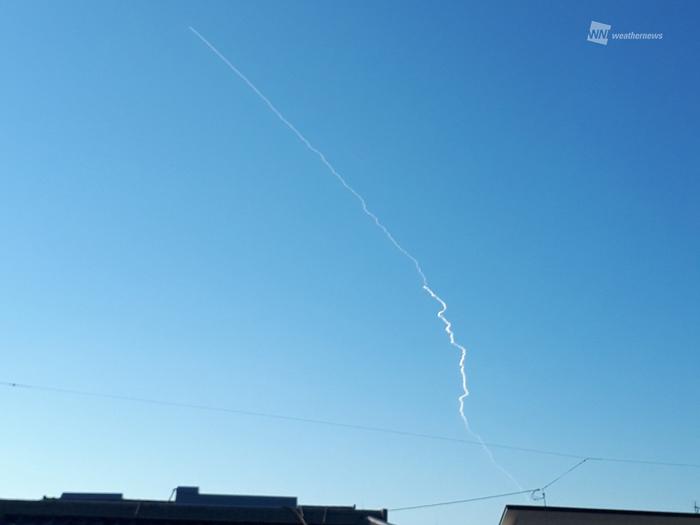 イプシロンロケット打ち上げ 青空に白い航跡残す 19年1月18日 Biglobeニュース