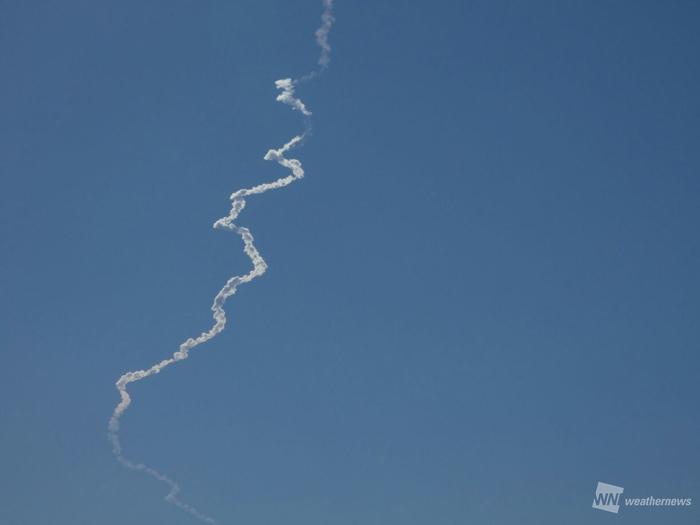 イプシロンロケット打ち上げ 青空に白い航跡残す ウェザーニュース