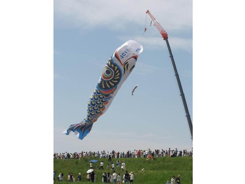 全長100mのジャンボこいのぼりが大空をおよぐ！ - ウェザーニュース