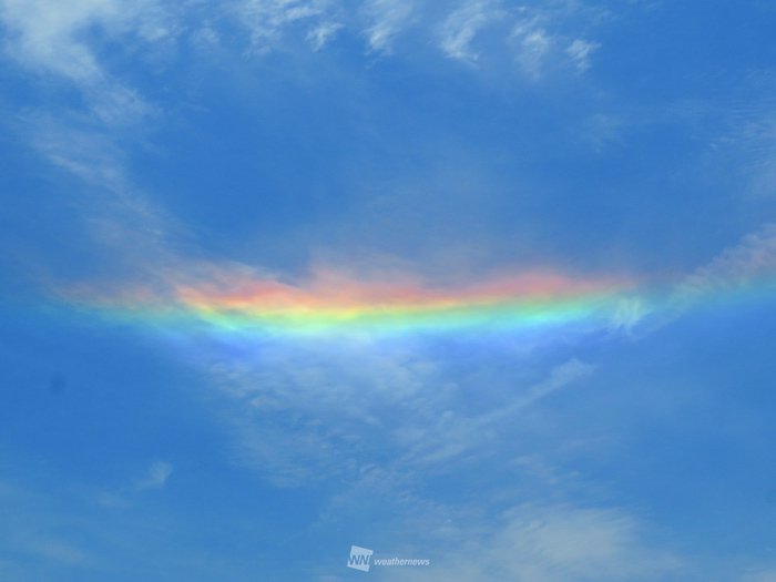 近畿 四国で空に虹色が出現 ハロや環水平アーク 天気下り坂のサイン ウェザーニュース