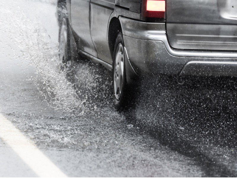 雨の日は細心の注意を 泥はね運転 は道路交通法違反に ウェザーニュース