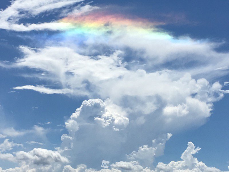 夏の雲を彩る虹色「環水平アーク」 宮崎市 - ウェザーニュース