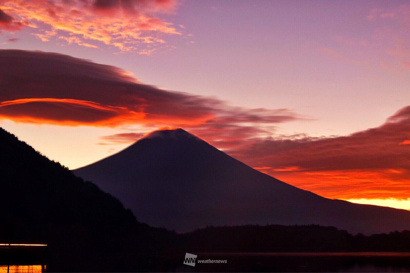 神秘的 朝焼け富士山に巨大な 吊るし雲 ウェザーニュース