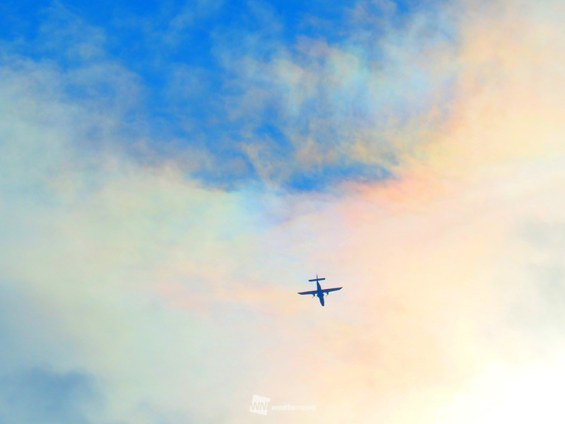 虹色に輝く 彩雲 を飛行機が通過 神奈川 横浜 ウェザーニュース
