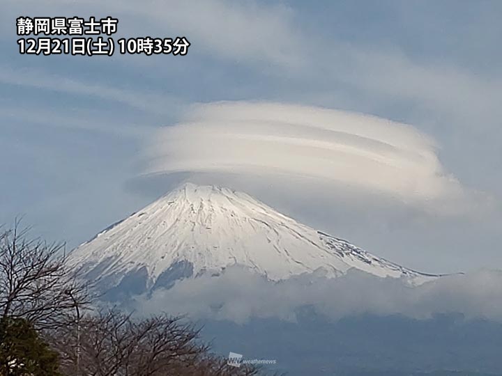 富士山に分厚い笠雲 上空は30m S近い強風 ウェザーニュース
