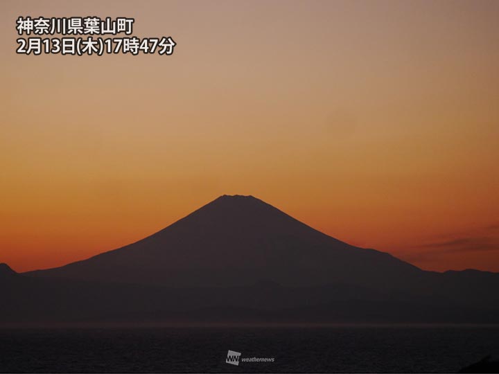春の暖かさで霞んだ夕焼け空 橙色の背景に富士山のシルエット ウェザーニュース