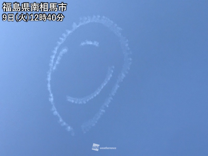 空に大きなにこちゃんマーク 曲技飛行パイロット室屋さんが描く 福島 ウェザーニュース