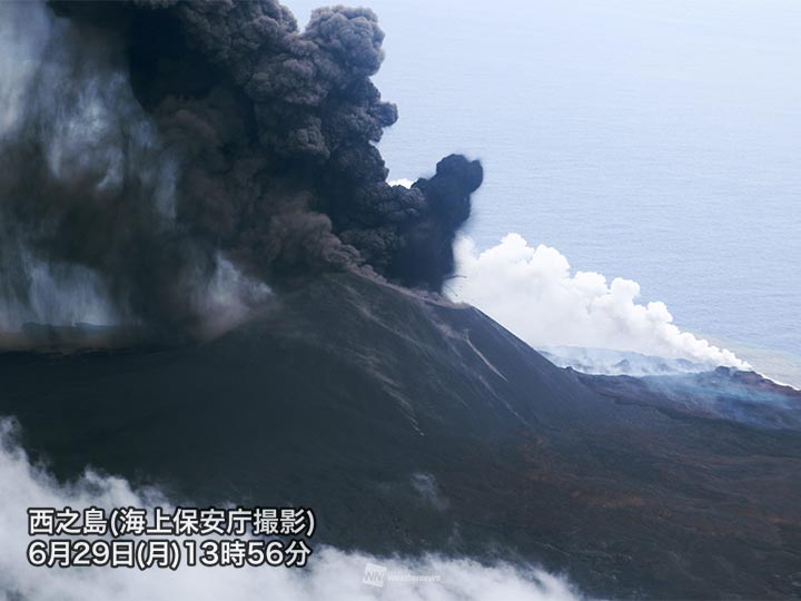 西之島 黒い服噴煙