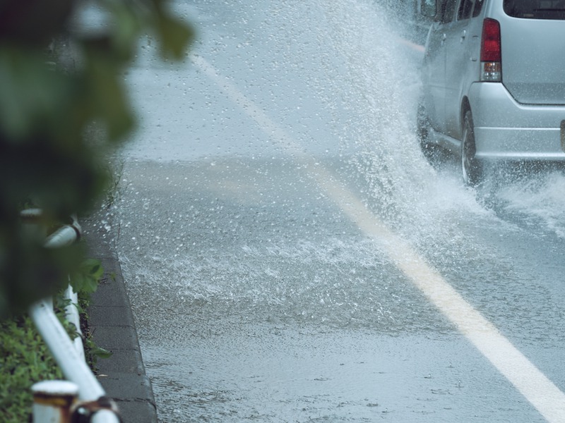 泥はね運転 は道路交通法違反 雨の日は細心の注意を ウェザーニュース
